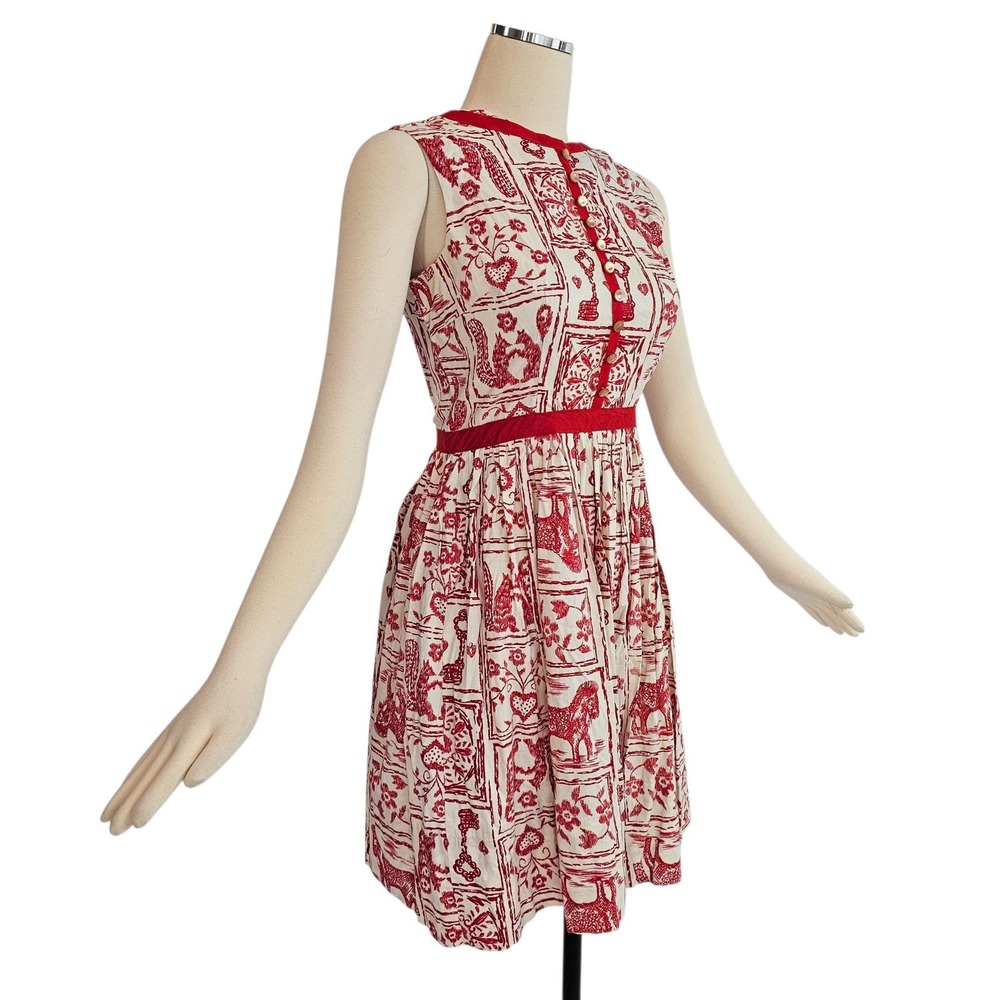 Vintage 1950s Red & Cream Folk Art Novelty Block Print Style Dress Gown Squirrel